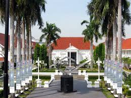 Cukup isi buku tamu yang ada dipintu masuk dan ada fasilitas tour guidenya juga. Museumindonesia Com Museum Bank Rakyat Indonesia