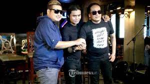A c#m d a a kau rinduku c#m jiwaku indah memanggil dirimu d mataku terbangun untuk menanti a menantimu… a jangan pernah c#m kau ragukan cinta yang sesungguhnya d itu bisa menghancurkan semua a bukan begitu bm e aku sungguh masih sayang padamu c#m f#m jangan sampai kau meninggalkan aku bm e begitu sangat berharga dirimu a bagiku bm e dan ku pastikan setia. Chord Gitar Dan Lirik Lagu Aku Masih Sayang St12 Kau Rinduku Jiwaku Indah Memanggil Dirimu Tribunnews Com Mobile