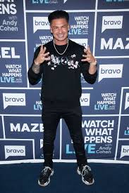 Pauly d appears to be letting his hair hang loose for the summer, and, well., the internet is simply shook. Jersey Shore S Pauly D Goes Without Statement Hair Gel On Tiktok