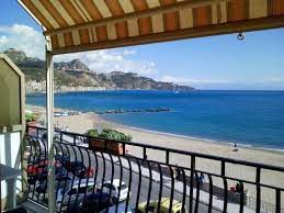Le nostre casa vacanze sono situate a pochi metri dalla spiaggia e tutte dotate di grandi terrazze con vista diretta sul mare. Case E Appartamenti Vacanze Giardini Naxos 19 Hundredrooms