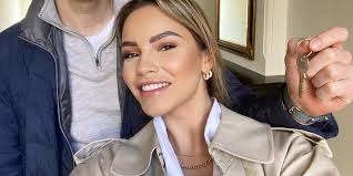 Monica geuze (26) is alweer een tijdje samen met haar nieuwe vriend robbert kroese (30), die nederland leerde kennen in haar realityserie 'like monica'. Monica Geuze Betaalt Flink Bedrag Voor Een Nieuwe Woning In Amsterdam