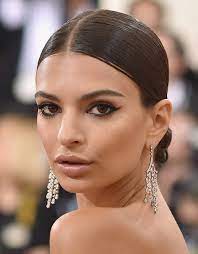Every celebrity hairstyle begins as a sketch on a scrap of paper, which is why the extremely beautiful and famous often choose to work with pros they know and trust. Emily Ratajkowski Twisted Bun Emily Ratajkowski Updos Looks Stylebistro
