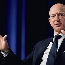 Najbogatszy człowiek świata leci w kosmos 20.06.2021, 22:26 już 20 lipca najbogatszy człowiek świata jeff bezos, poleci w kosmos. Jeff Bezos Najbogatszy Czlowiek Na Swiecie Rozstaje Sie Z Zona Zapowiada Sie Najdrozszy Rozwod W Historii