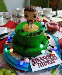 Torte Stranger Things Mit Elfie Und Lichterkette Stranger Things Torten Erdbeeren
