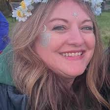 Today, I am enjoying my birthday. So, do you know how to say ,'happy  birthday' in Gaelic?. It's a bit of a mouthful 😂. Lá breithe shona duit  🎂. (Law breh-ha shun-ah