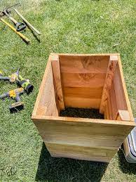 To assemble the short side panels, attach three slats and two rails to each other using 1 ¼ screws from the inside. How To Make An Easy Diy Cedar Planter Box Twelve On Main
