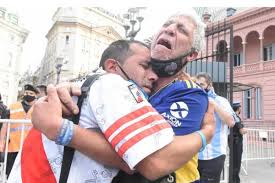 1 desde entonces han protagonizado numerosos capítulos que han quedado marcados en la historia del deporte argentino. Murio Diego Maradona La Estremecedora Imagen De Un Hincha De Boca Y Otro De River Plate En El Velatorio Del Pelusa Argentina Foto Futbol Internacional Depor
