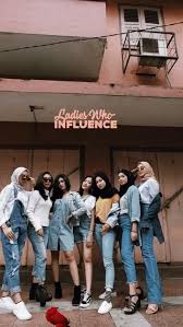 Itu sama halnya juga dengan mengisi sebuah kesan pesan untuk orang yang membacanya. 13 Ide Tema Buku Tahunan Terbaik Pemotretan Model Pakaian 90 An Gaya Berpakaian