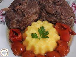 Inainte de final, se toaca verdeata si se adauga peste carnea de miel. Retetetraditionaleromanesti Ro Friptura De Miel La Ceaun Reteta Retete Culinare