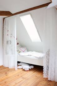 Bett Unter Der Dachschrage Mit Vorhang Leicht Abzutrennen Kinder Zimmer Zimmer Zimmer Madchen ‚luzies altes zimmer hatte eine dachschräge und nicht viel tageslicht, was für die arbeit am schreibtisch nicht so gut war.