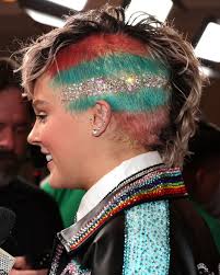 🔗: bit.ly/4j8x8Si Jojo Siwa has done it again. The performer arrived at  the GLAAD Media Awards in Los Angeles