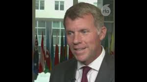 中国已敲定管理 ChatGPT 等生成人工智能服务的法律，8月14日起实施。美国网络空间和数字政策局巡回大使纳撒尼尔·菲克 (Nathan  Fick)对该规定有何看法？