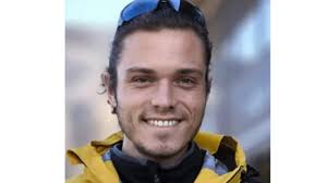 Combatteremo per la verità» folla e colori al funerale di Alex Marangon,  resta il mistero sulla morte