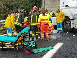 Sul posto ci sono i vigili del. Furgone Contro Camion Incidente Mortale Sulla A1 Cronaca San Giovanni Valdarno