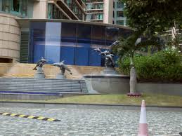 中環廣場（英語： central plaza ）是香港的一座摩天商業大樓，位於灣仔 港灣道18號，為香港第三高樓及灣仔區最高的大廈，高度僅次於環球貿易廣場及國際金融中心二期，也是世界第51高樓，樓高374米，地上78層。 中環廣場雖以「中環」命名，但其實際位置並非處於中環，而是中環以東的灣仔。 æµ·è±šå¥½åŽ»è™• æµ·è±šè³‡æº æµ·è±šåœ‹åº¦