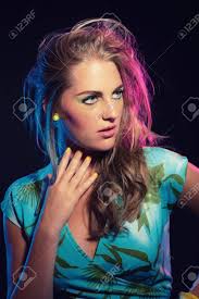 Teilweise hingen die fransigen ponys uns damals quer durch das gesicht, sogar bis zur nase hin. Sexy 80er Jahre Retro Mode Madchen Mit Blauen Tropischen Kleid Und Lange Blonde Haare Schwarzer Hintergrund Lizenzfreie Fotos Bilder Und Stock Fotografie Image 20903737