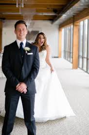 Das Erste Mal Wenn Sie Sich An Ihrem Hochzeitstag Sehen Ist Ein Magischer Moment Diese Hochzeitsfotos Hochzeit Hochzeit Bildideen