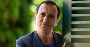 Après 29 ans à la tête de motus, l'animateur a pris ensemble, ils sont les heureux parents de deux enfants, clara et lucas. Thierry Beccaro Parle De Son Epouse Emmanuelle