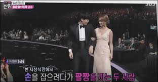 류준열 역시도 짙은 네이비 컬러가 돋보이는 재킷과 팬츠를 활용한 깔끔한 스타일을 선보였다. í˜œë¦¬ ë¥˜ì¤€ì—´ ìƒê²¬ë¡€ ì‹œìƒì‹ ì§¤ íŒ©íŠ¸ í™•ì¸