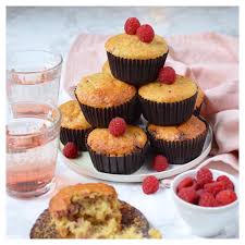 La Pyramide De Muffins Framboise Chocolat Blanc Pour Le Gouter Avec Les Copains La Recette Des Muffins En Cliquant Ds M In 2020 Mini Cupcakes Desserts Food