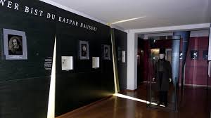 Клаудия джерини, винсент галло, элиза сенауи и др. Rundgang Die Kaspar Hauser Ausstellung In Ansbach Kultur Franken Br De