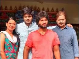 Vijay Devarakonda Family Photos Download Familyscopes Watch actor vijay personal life photos and family photos. vijay devarakonda family photos