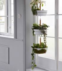Jardiniere Ikea Bittergurka Suspendue Et Garnie De Plantes De Fleurs De Saison Et De Mousse Plantes D Interieur Suspendues Plante Verte Jardiniere Interieur