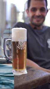 Na compra do seu Growler cheio de Chopp Mestra, o gelo é por nossa conta!  Isso mesmo! Fechamos uma parceria refrescante com a @zerograuindustria para  garantir que você leve a qualidade do