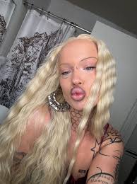 Add earring to photo of Cassio?