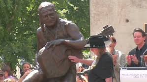 Austin, texas, honors musician willie nelson with a statue on 4/20 at 4:20 p.m. Willie Nelson Statue Unveiled On 4 20 Cnn Video
