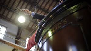 Cette vente aux enchères des vins des hospices de beaune demeure l'une des plus célèbres manifestations de charité au monde. Vente De Vins Nouveau Record Aux Hospices De Beaune L Express L Expansion