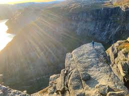 Obwohl trolltunga im jahr von etwa 40.000 touristen besucht wird, gab es dort bis 2015 nur einen tödlichen unfall. 19 Beruhmte Und Besondere Felsformationen In Norwegen Patrablo