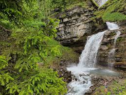 Not far from the former «bergli» restaurant on the road to the klausen pass, you can soon hear the thundering sound, and suddenly the rushing waterfall is in front of you. Diesbach Berglistuber Und Stauben Drei Wasserfalle Am Klausenpass Rapunzel Will Raus