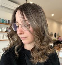 No such thing as a boring brunette here bby 💃🏼🪩 Shimmers in alllll the  right places, that lived in effortless hair vibe by @tash.salisstudio ✨🌵  #livedincolour #lowmaintenancehair #wynnummanlyhair #brisbanehairdresser  #brunette #brunettehair ...