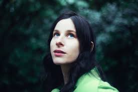 Buzzy Lee, Tochter von Star-Regisseur Steven Spielberg, kündigt Debütalbum  an