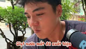 Vợ chồng Huy Khánh thách nhau đi ăn đậu phụ thối nhưng tội nghiệp nhất  là... anh quay phim