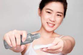 How to Choose the Best Toners for Oily Skin (And Use Them Efficiently)