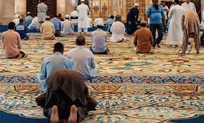 Namun jika mereka mengetahui fazilah atau keutamaannya, niscaya jika harus merangkak ke masjid pun, akan mereka lakukan. Pahala Dan Keutamaan Sholat Berjamaah Yayasan Masjid Pedesaan