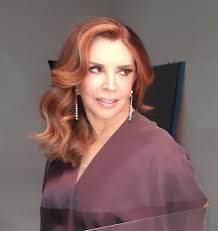 Αποφοίτησε από το λύκειο του αμερικανικού κολεγίου της αγίας παρασκευής. Mimh Ntenish Fwtografizei Thn Agaphmenh Ths Aderfh Ston Khpo Toy Spitioy Ths Fthis Gr