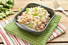 салат с колбасным сыром и крабовыми палочками и чипсами Salat S Kopchenym Kolbasnym Syrom Hozoboz My Znaem O Ede Vse