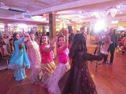 Best Pakistani Mehndi Dance 2018 Freeha And Salman Youtube Wedding Dance Video Indian Wedding Songs Indian Wedding Video