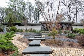 Beautifully Landscaped House Inspired By Frank Lloyd Wright Mid Century Home Mid Century Landscaping Mid Century House Modern Landscaping