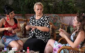 Aile arasında filminin oyuncuları, yönetmeni, senaristi ve filmde görev yapan tüm isimler bu sayfada. Aile Arasinda Filminin Trans Oyuncusu Ayta Sozeri Kimdir Internet Haber