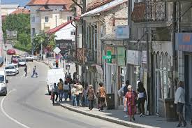 It is on the argeş river, at an elevation of 1,378 ft (420 m), on the southern slopes of the transylvanian alps (southern carpathians), about 80 mi (130 km) northwest of bucharest. Orasul Curtea De Arges Va Avea Iluminat Public Inteligent Stiri Din Arges Stiri Pitesti Mioveni Stefanesti