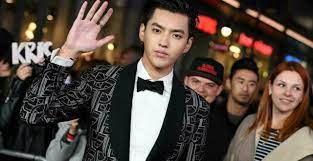 在吴亦凡生日当天，小金峰送来一幅亲手画的画为吴亦凡送上祝福 。 2017年11月30日，吳亦凡發微博支持寶格麗的公益活動seemywish，每轉發一次宝格麗就会向救助儿童会save the children捐赠1美元慈善基金，为身处困境的孩子筑梦 。 7bb57x3um1w6sm