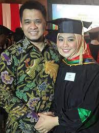 Sempat merahasiakan sosok calon suaminya, oki akhirnya memperkenalkan lelaki beruntung yang akan menjadi suaminya. Oki Setiana Dewi Santai Disebut Ustazah Abal Abal Showbiz Liputan6 Com