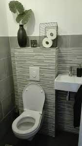 betonlook toilet donkere vloertegels cement kleurige wandtegels gestreepte achterwand tegels zonder voeg zwarte ac badkamer badkamer zwart tegel badkamer