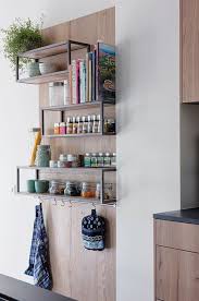 houten wandrek met stalen wandplanken voor kruiden glazen potjes en receptenboeken keuken moderne keukens keuken idee