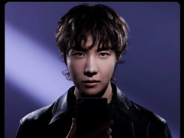 BTS's J-Hope becomes the new face of Samsung's ”Galaxy”... making a surprise appearance as the main character in the ”Unpacked” teaser. | wowKorea