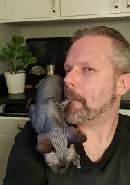 I just love this chicken skin. Can't get enough of it. ❤️😘 I love my girl,  Strumpan. (To the uninitiated, this doesn't kill or hurt the cat. The  lightning makes it look